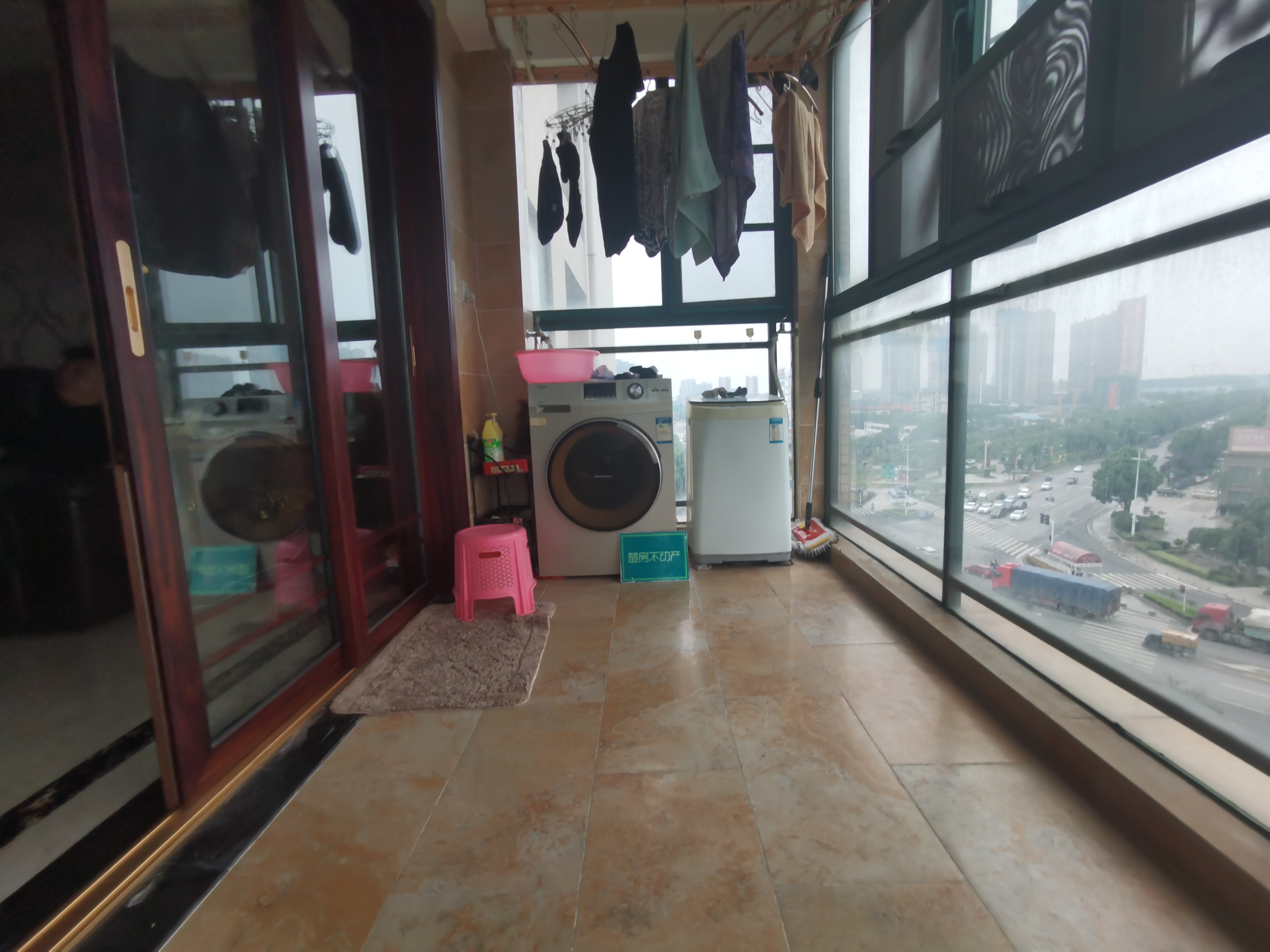 润泽天下豪装3房，沔阳 对面，装修都花了40万，有证可按揭