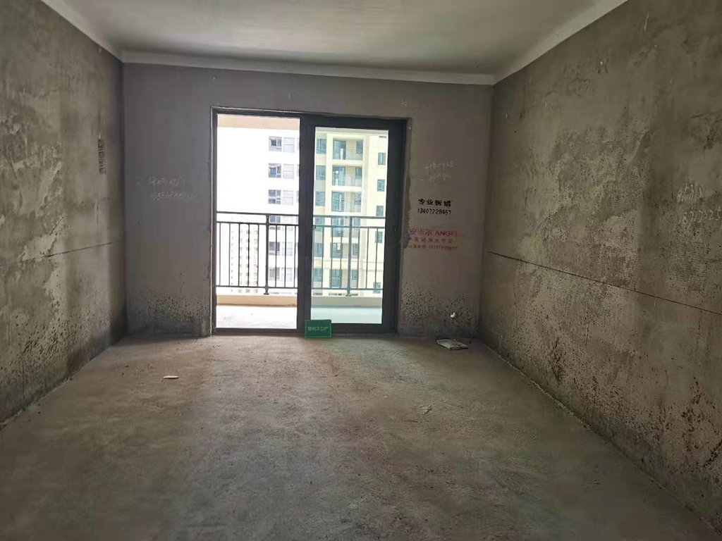 环球广场  毛坯三房 南北通透  中间楼层  看房方便