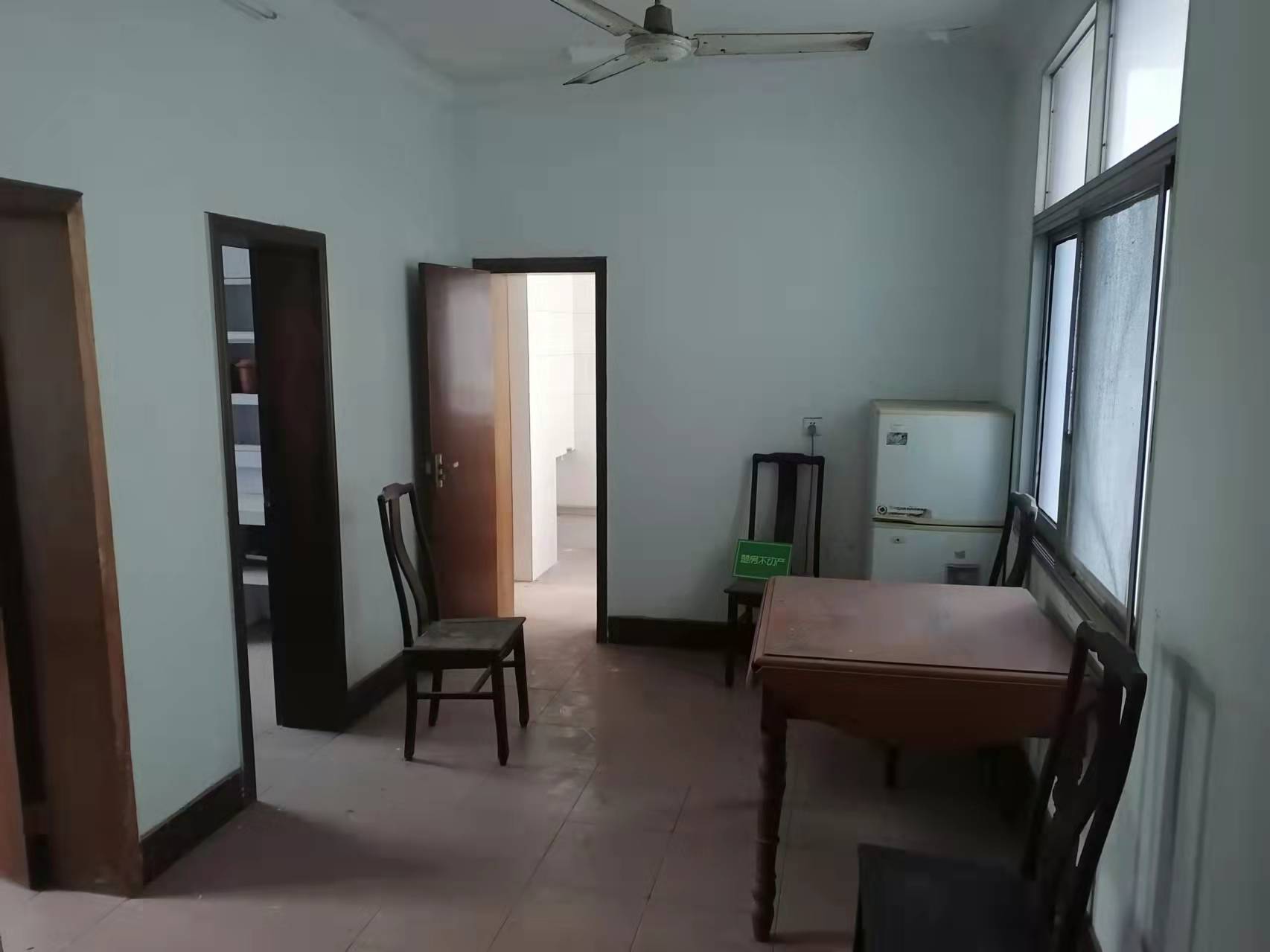 农委宿舍步梯好楼层四房两卫三房朝南大阳台有院子车位足好停车