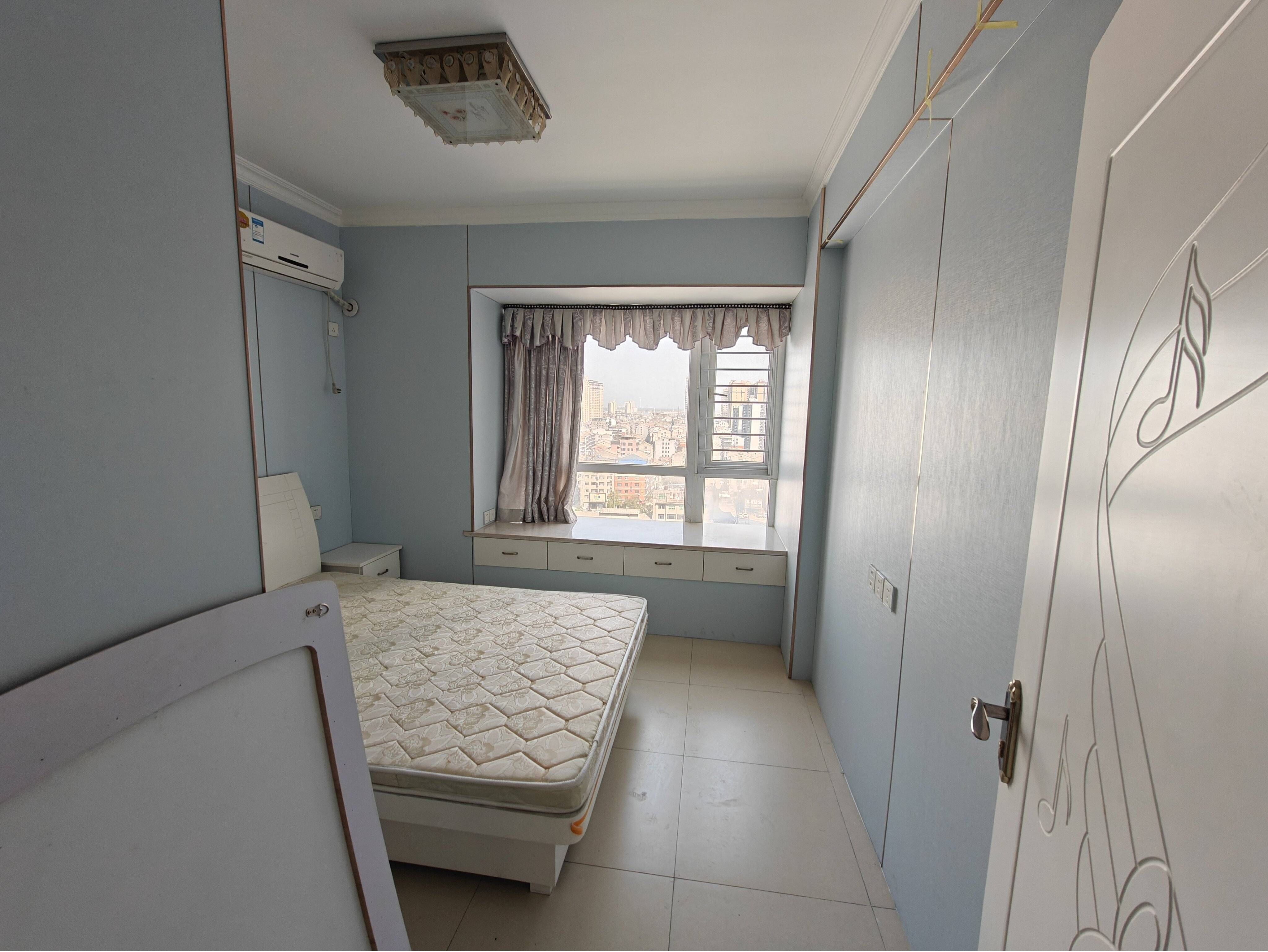 金城花园小区，131平带装修，高性价比房源出售。