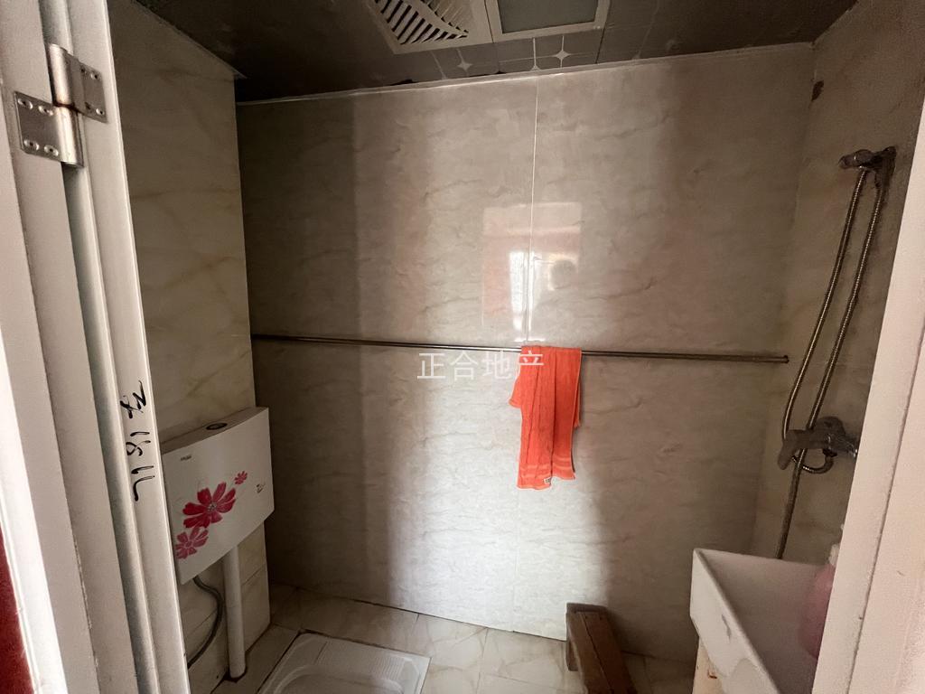 降价了，业主亏本急甩，一中对面，电梯精装三房两卫，带超大露台，快来捡漏，证满二