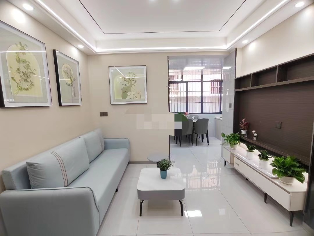 142？房东诚心出售，养老蛮好，精装 3房 ， 证件在手， 有院子停车