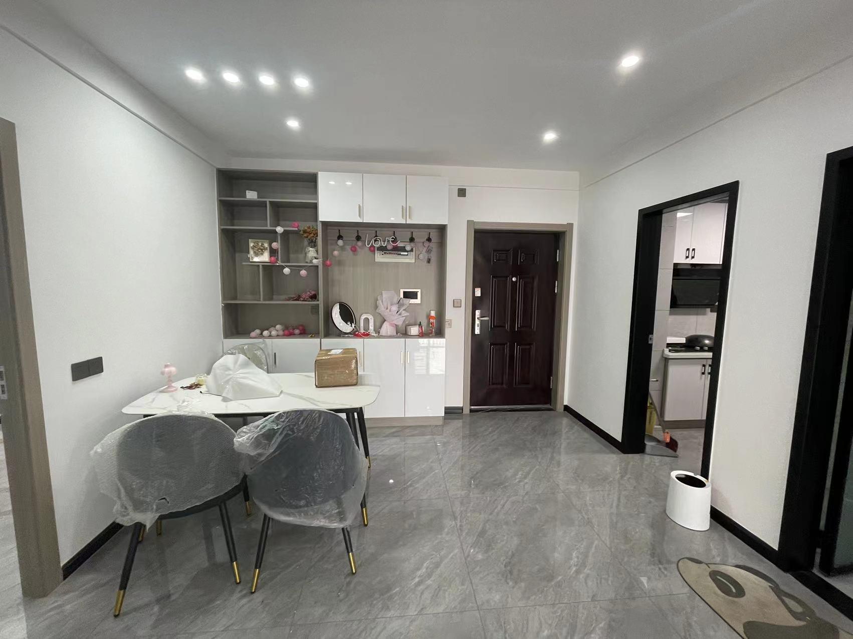 湖景房，9.9成新，基本未住，电梯好楼层，精装三房