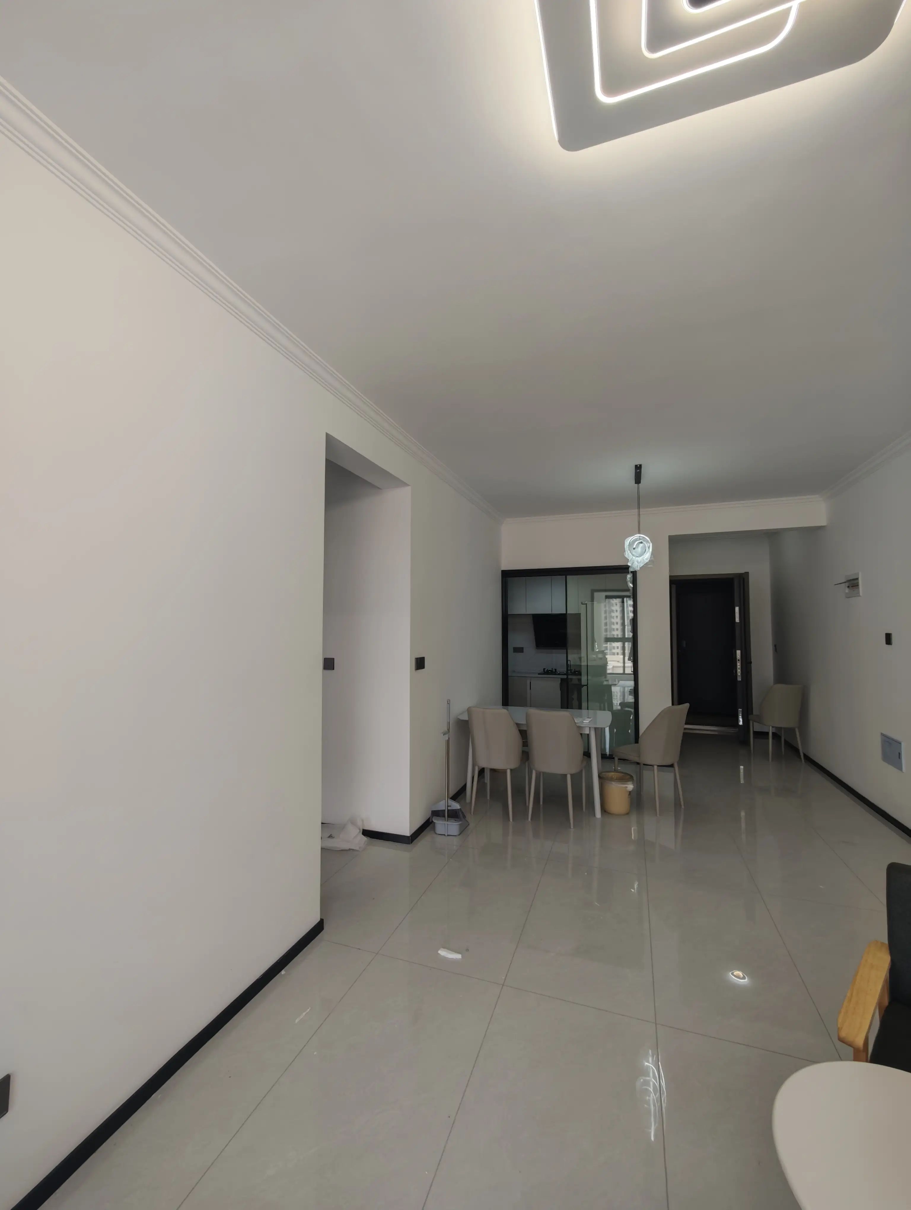 降价了，捡漏，风和日丽，精装三房两卫，单价4675，好楼层，阳台外就是三中