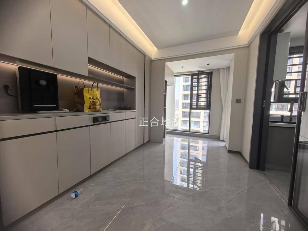 蓝‮花天‬园一‮一梯‬户，精装三房，地暖+中央空调，一‮未天‬住，小高层电梯12楼，双阳台