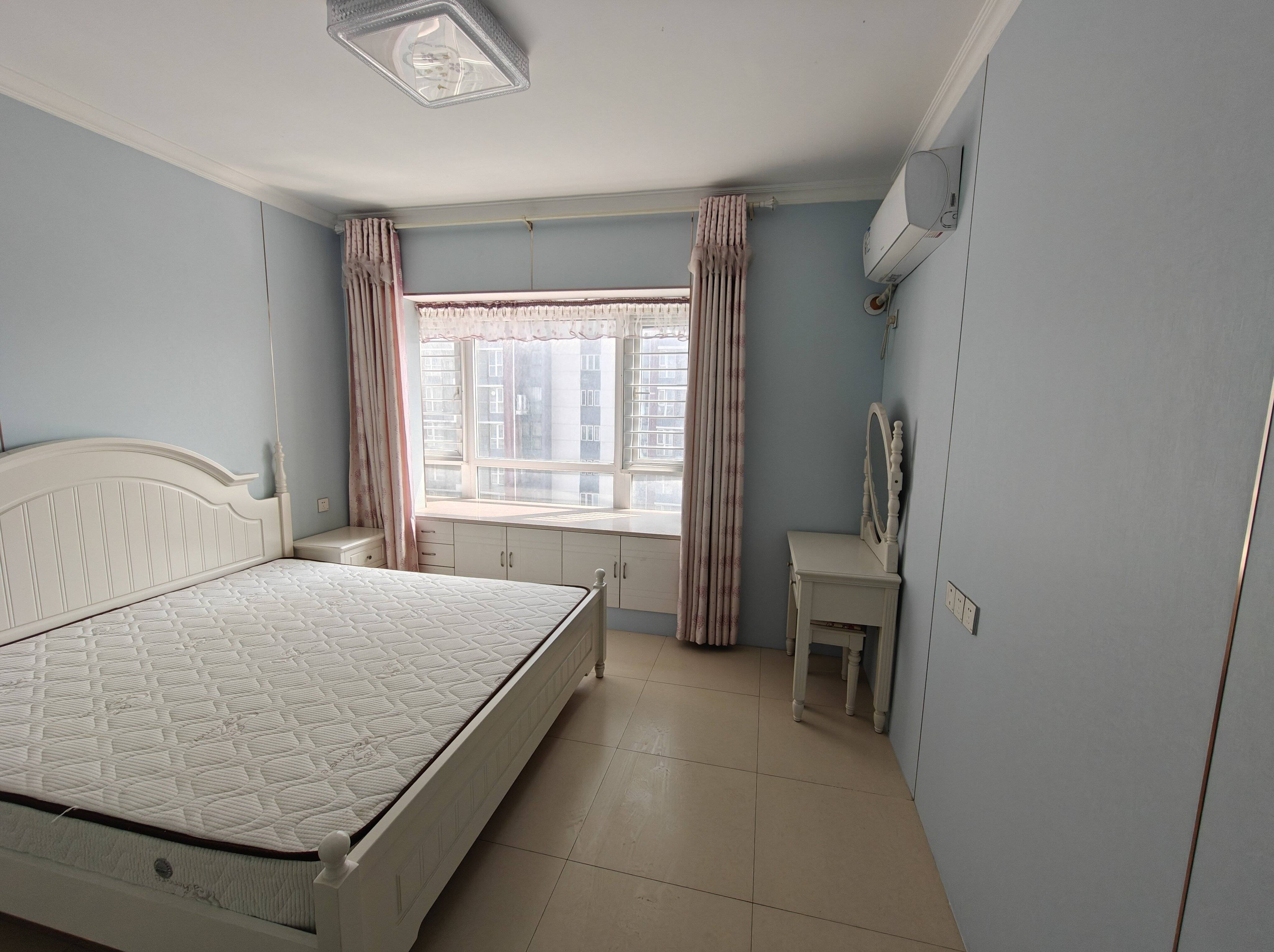 金城花园小区，131平带装修，高性价比房源出售。