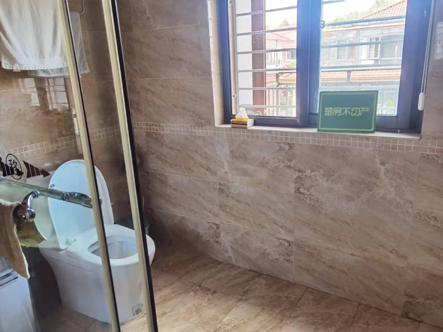 西郊庄园乡野别墅乡村花园壕装联排别墅，一线水景，装修花了100多，养花养草可钓鱼