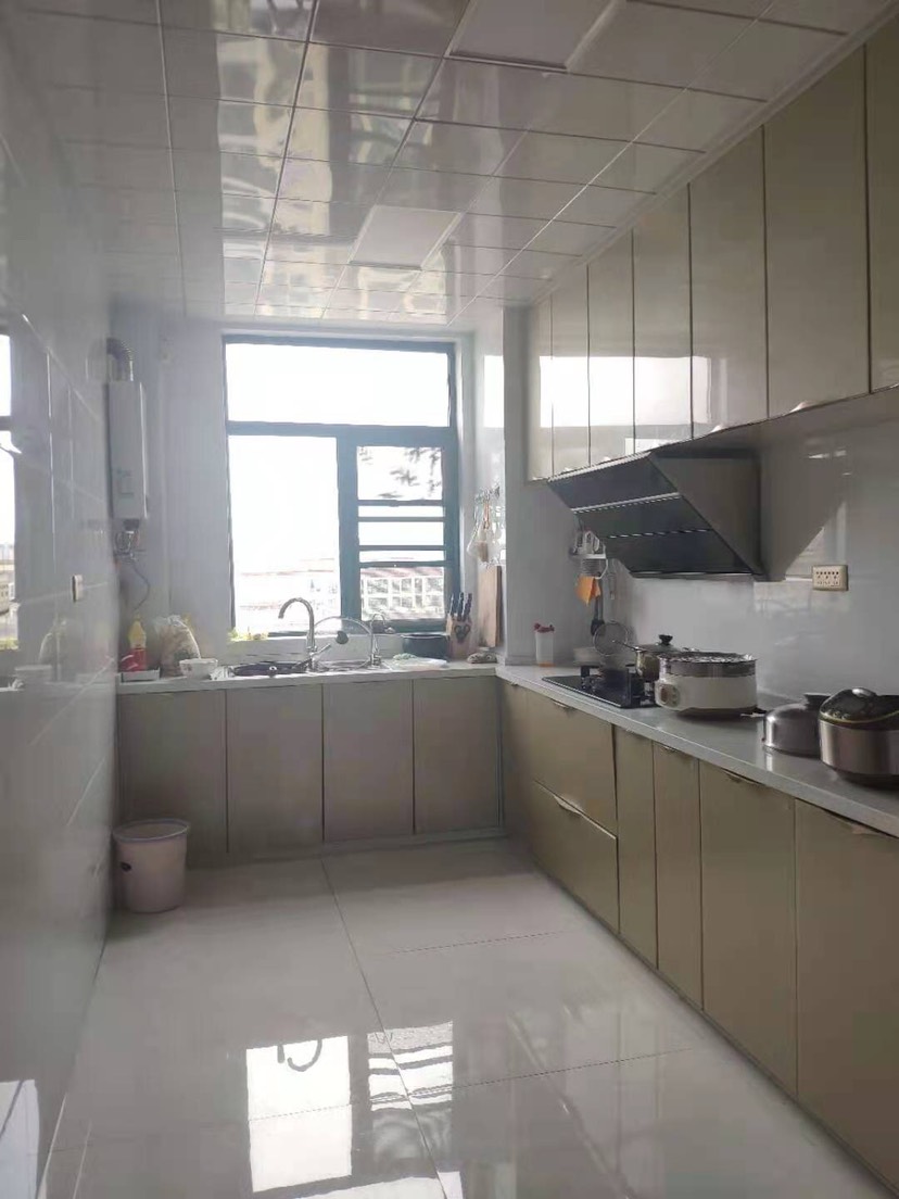 新城一号大户型，精装修，双阳台，交通便利