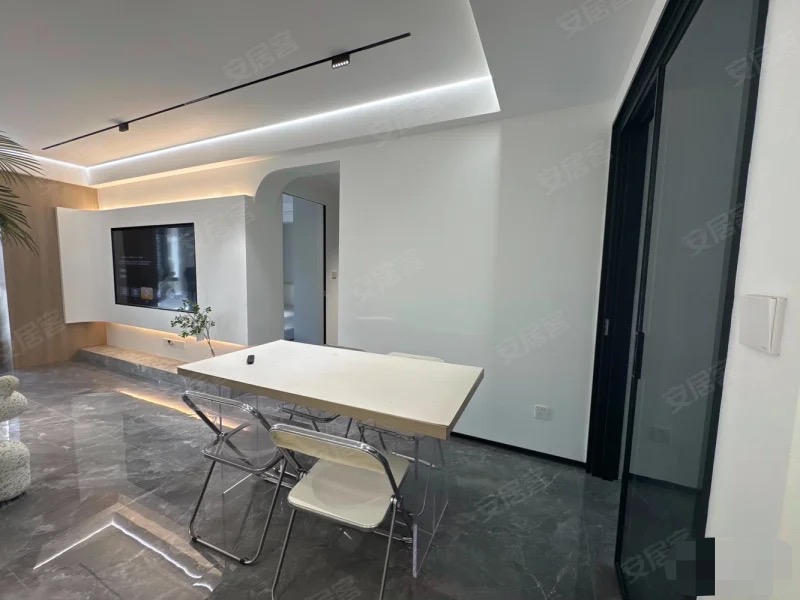 城南，森林国际翡冷翠，电梯好楼层，精装三房两卫，二中二小旁，全屋品牌家私家电。拎包入住