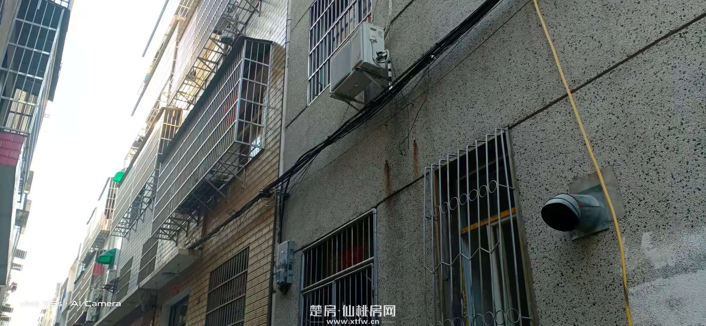 黄荆小区私房两杆三层出行方便好停车急售