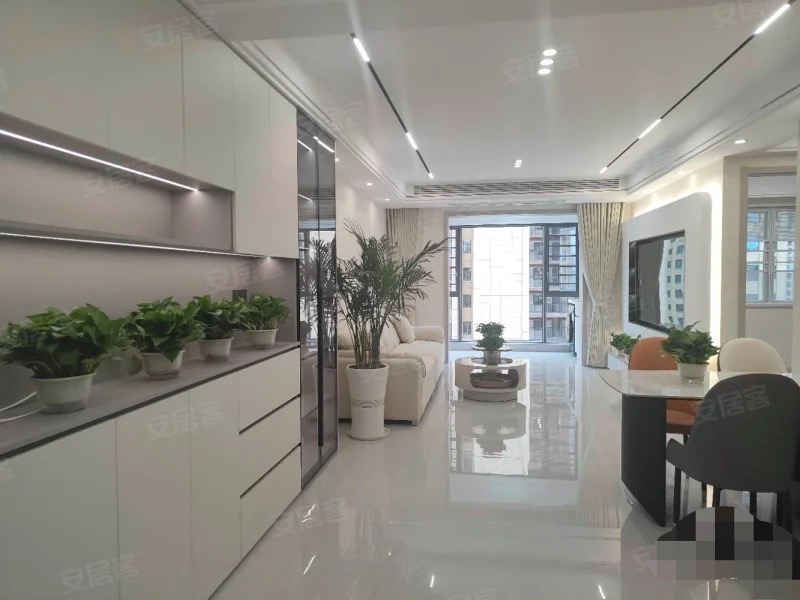 沔阳悦府，送车位，电梯8楼，老证。精装三房二厅二卫，中央空调，领包入住