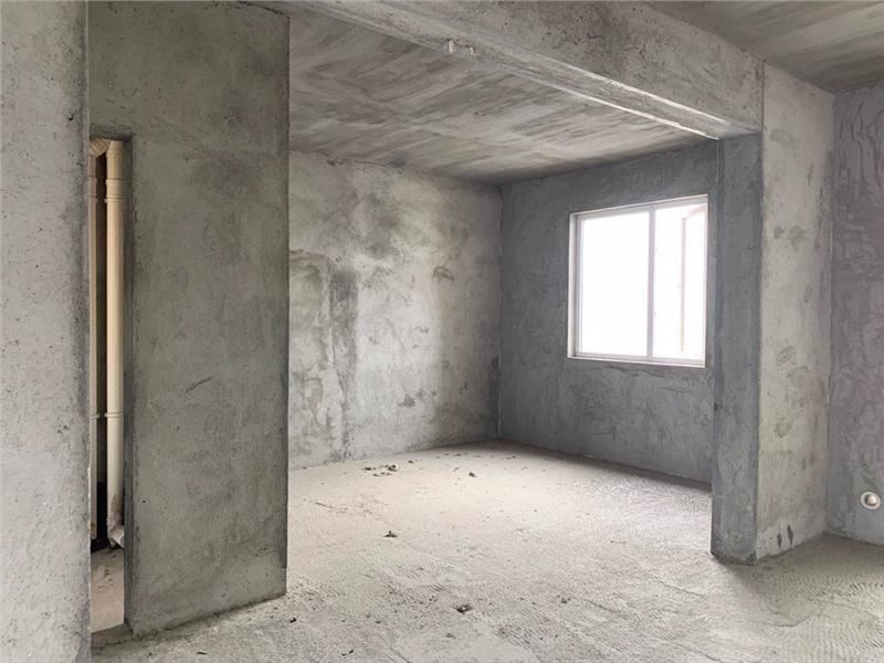 锦绣江山，毛坯三房，想怎么装就怎么装，可以按揭，单价5000一点