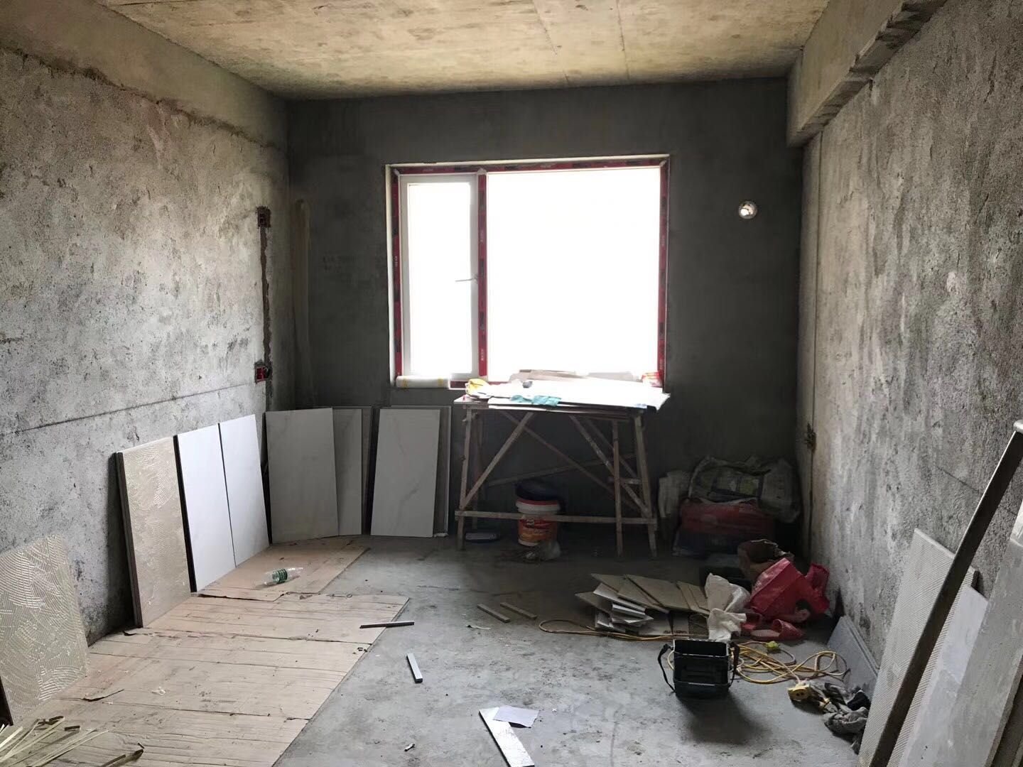 城西大盘锦绣江山毛坯三房，电梯中间楼层