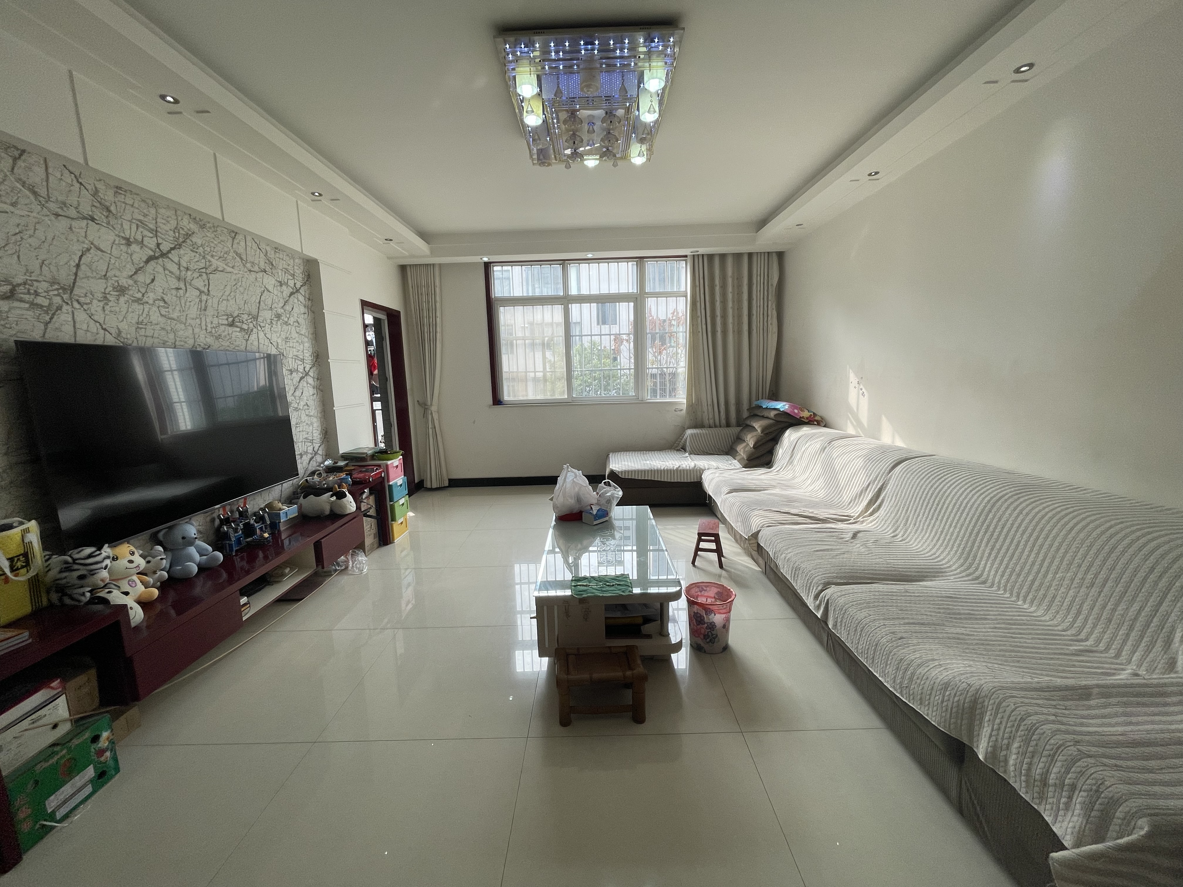 世纪雅园.步梯三房.还有个杂物室.提包入住.看房方便