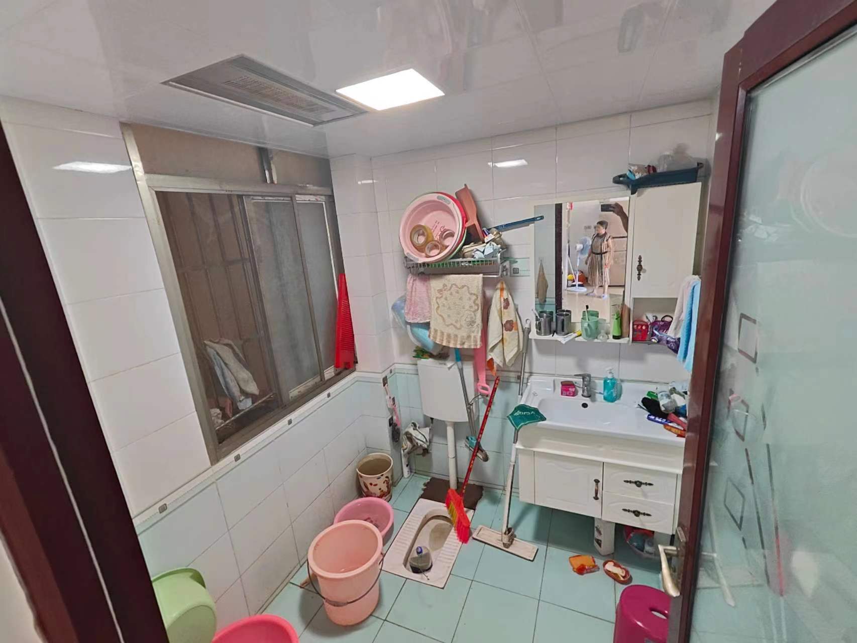 宏达小区优质精装大三房来啦，上仙桃醉好的晓学，实验二晓，楼下就是农贸市场买菜极其方便，车站也近的吓人