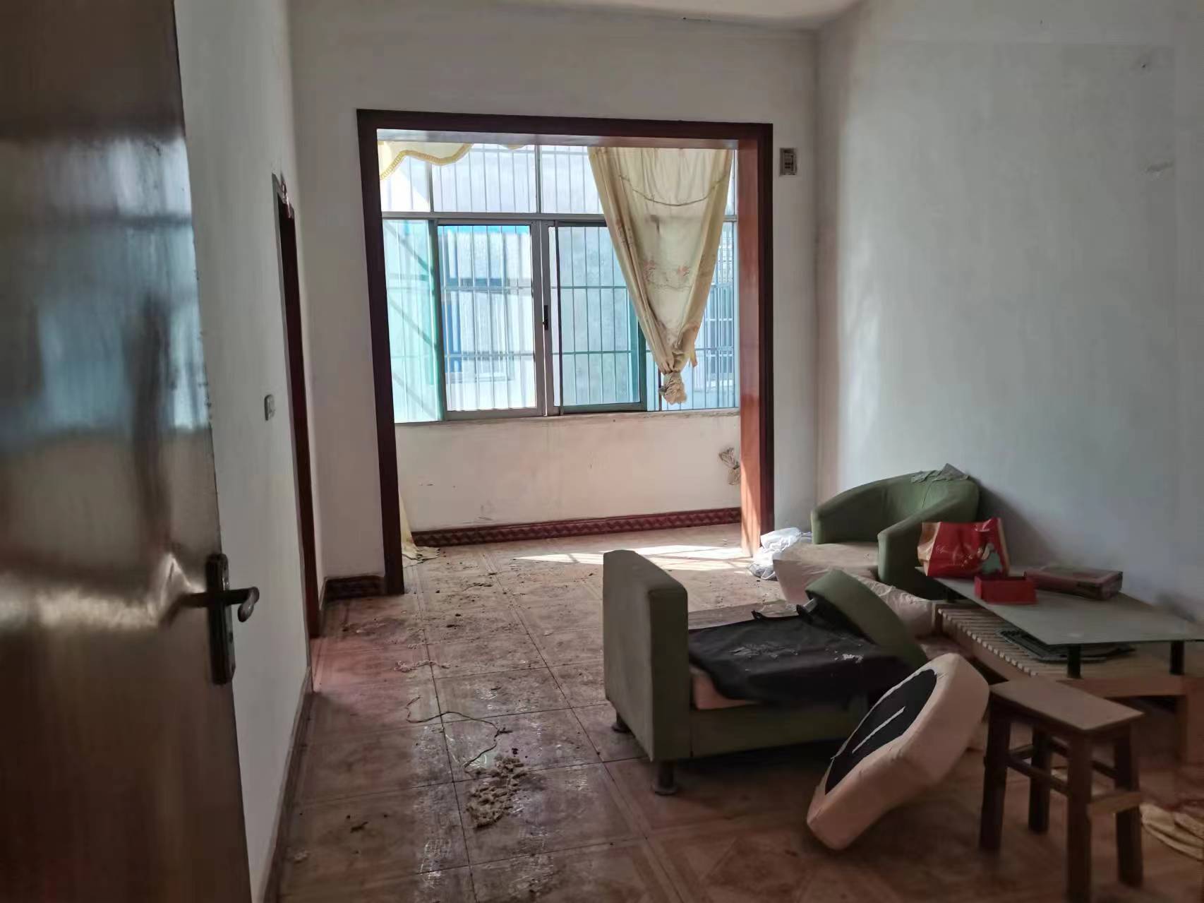 黄荆小区私房.房子有不动产证.证件满二.看房方便