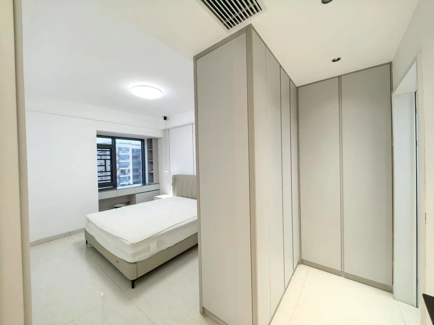 城南，蓝天新城，精‮三装‬房‬两卫，全‮中屋‬央‬空调，‮车带‬位，证满二