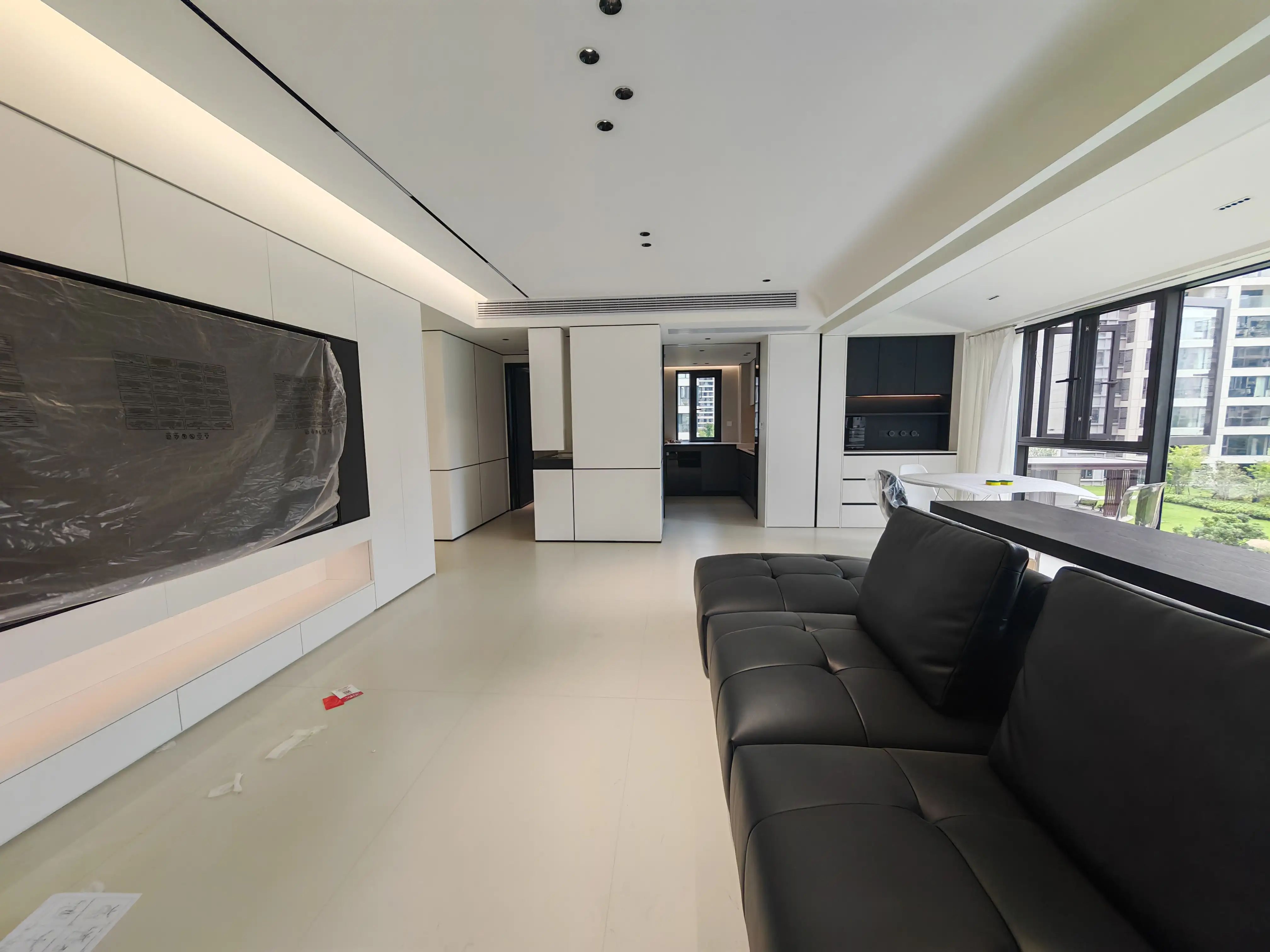 亏本出售，城南，蓝天花园。大平层，精装四房，全新装修，一梯一户，