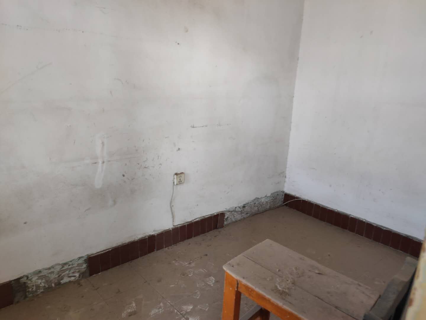 实验高中宿舍楼小三房南北通透优价15万可过户还可小刀哦