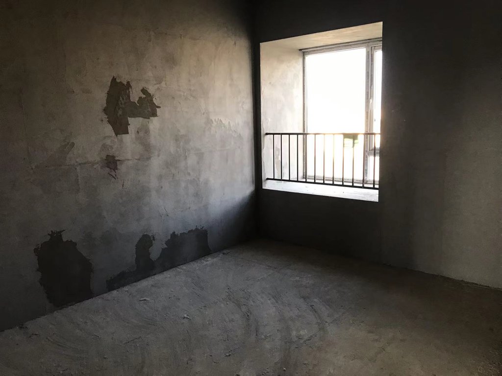 城南，南国明珠，毛坯三房，南北通透，诚心出售