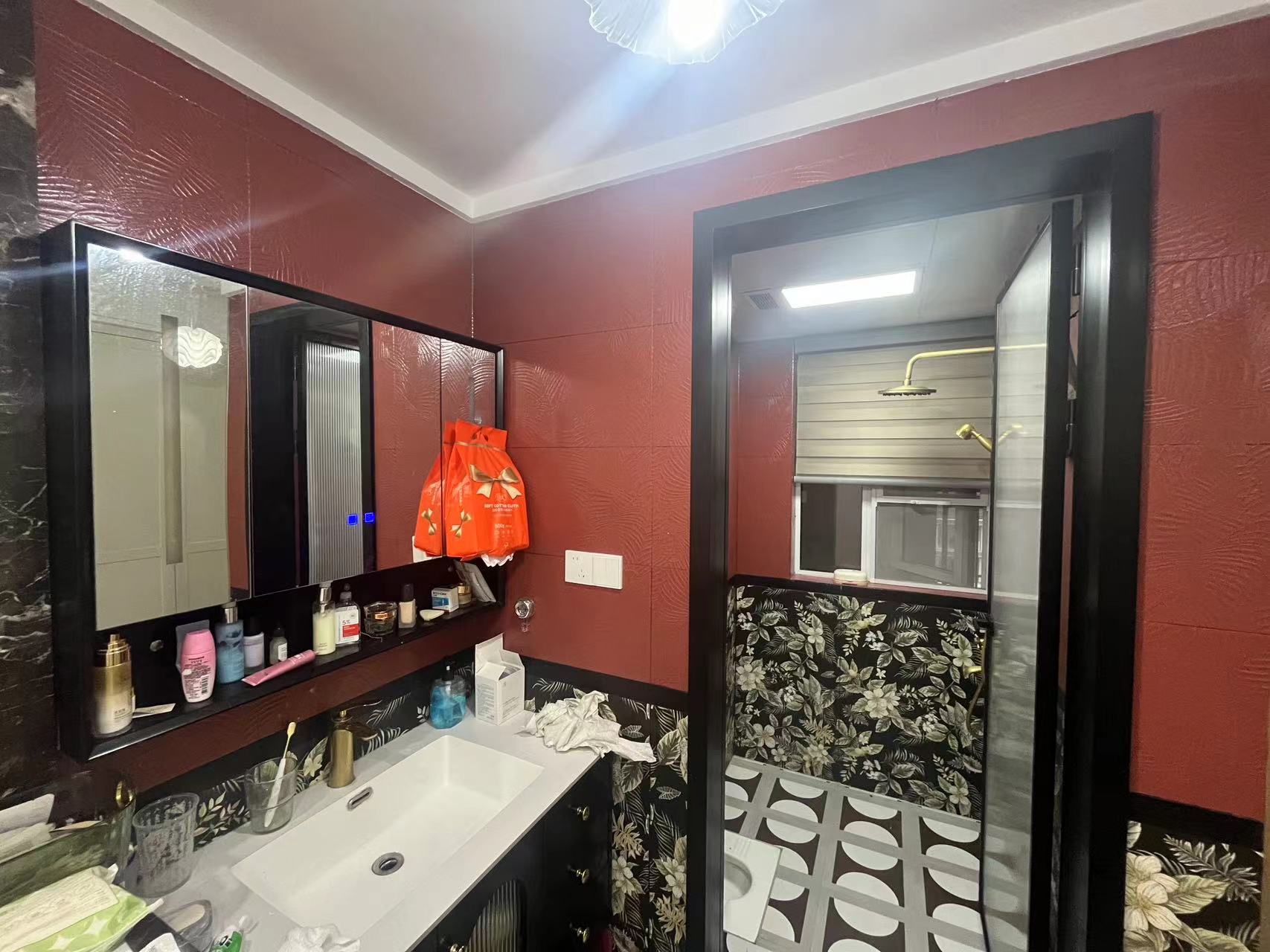 蓝天白云.精装大两房.房子9点成新.看房方便