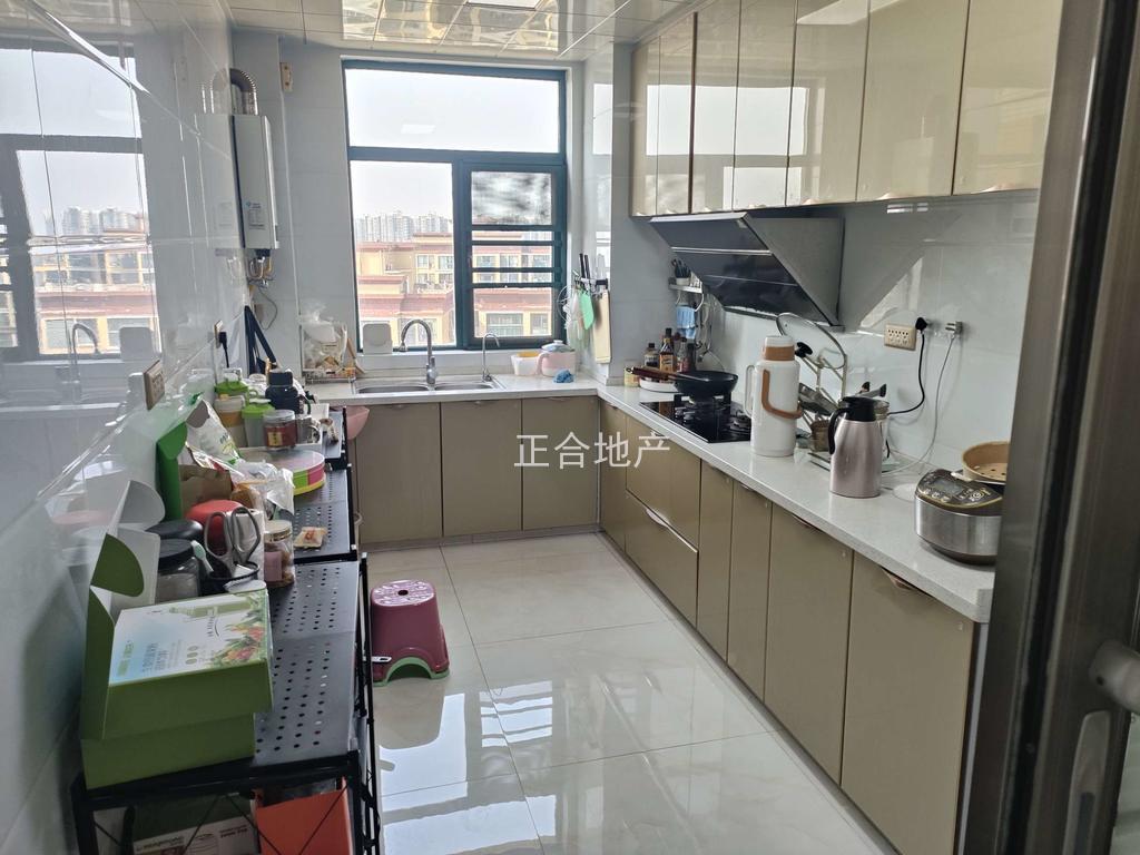 捡漏，新城壹号，精装大4房2卫，带车位，单价不到4400，保养九成新，证满二