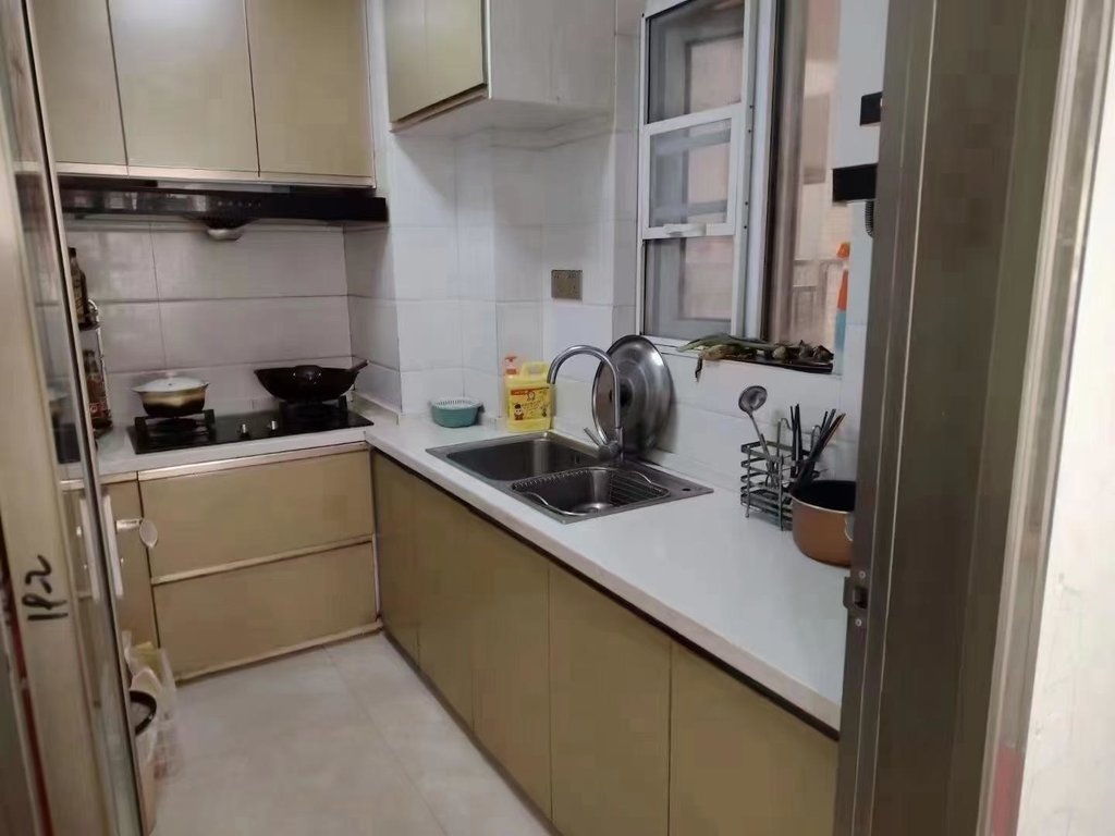 一中附近，和合国际五期精装三房，满二好楼层，精装卖毛坯！