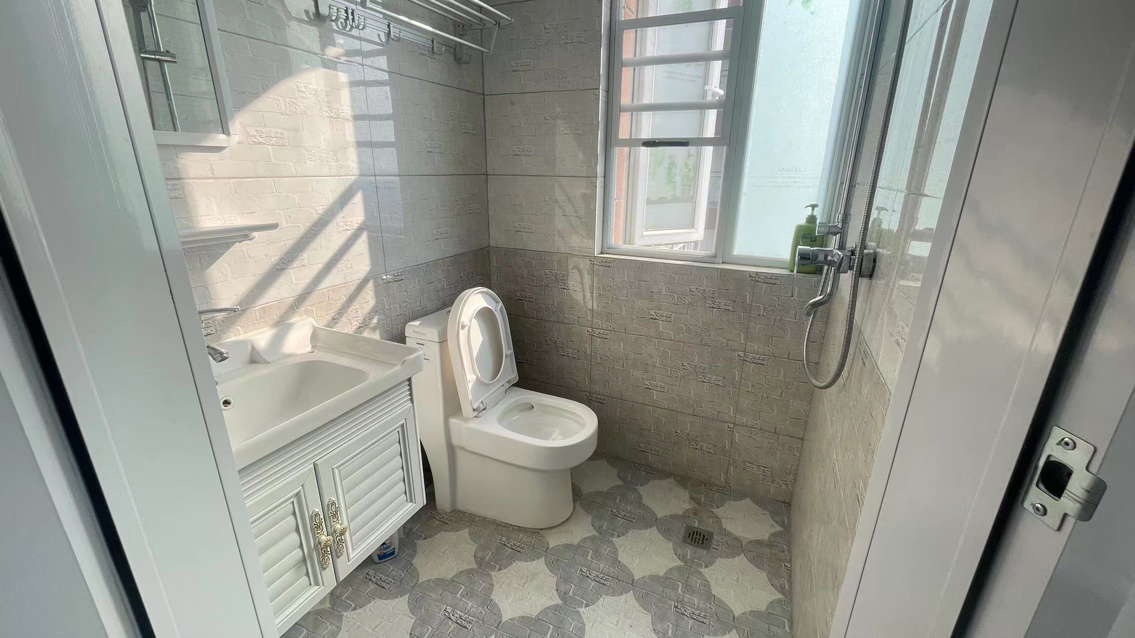 银湖城.精装三房.房子九成新.证件满二.看房方便