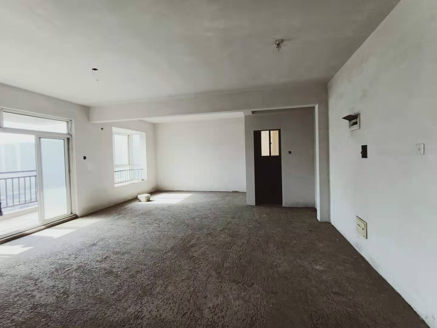 城西仙桃小学旁边 电梯中层 户型好 楼层好 单价低