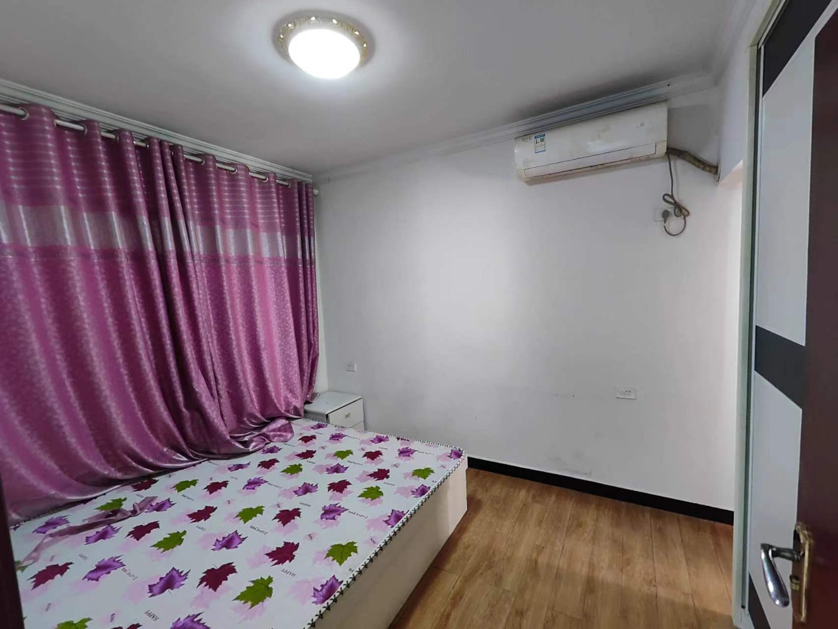 车站附近的大两室 加一个小房（两室半） 两个厅非常大 一厨一卫，出门就是农贸，嶨校近