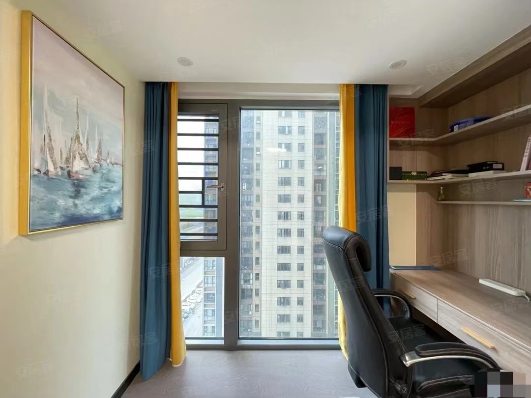 49，城南新三中旁，全屋定制衣柜➕左右沙发，全新精装三房，证件满二，中间楼层