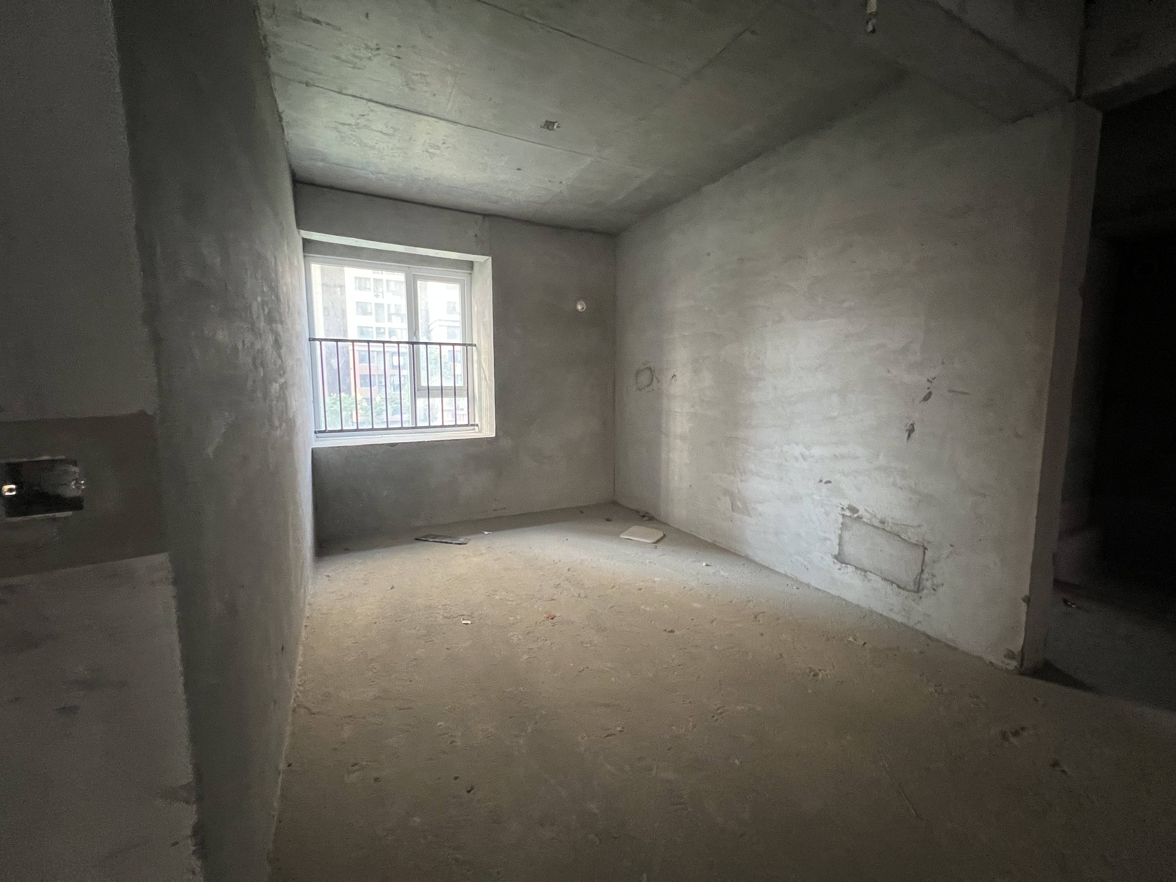 业主急售，证满二，户型方正，性价比高