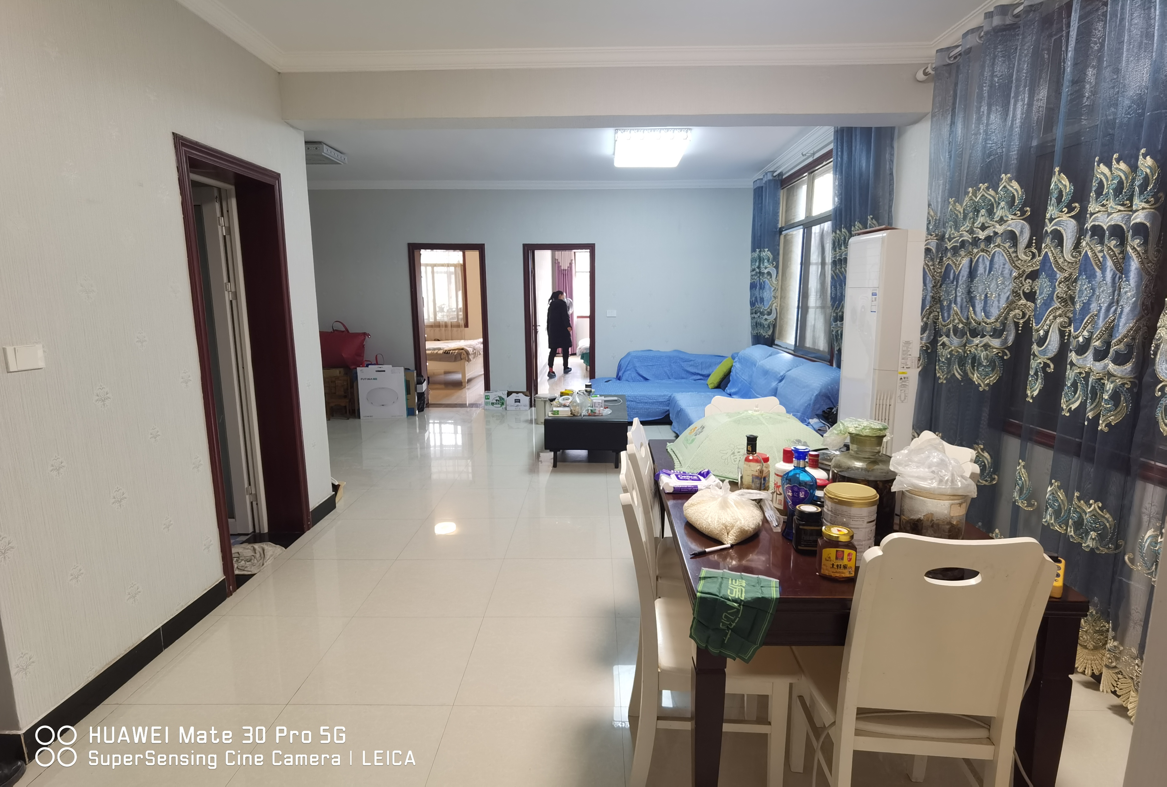 交通路菜场旁西侧小区精装三房拎包入住房子只装修了两三年外观新赶紧来电吧