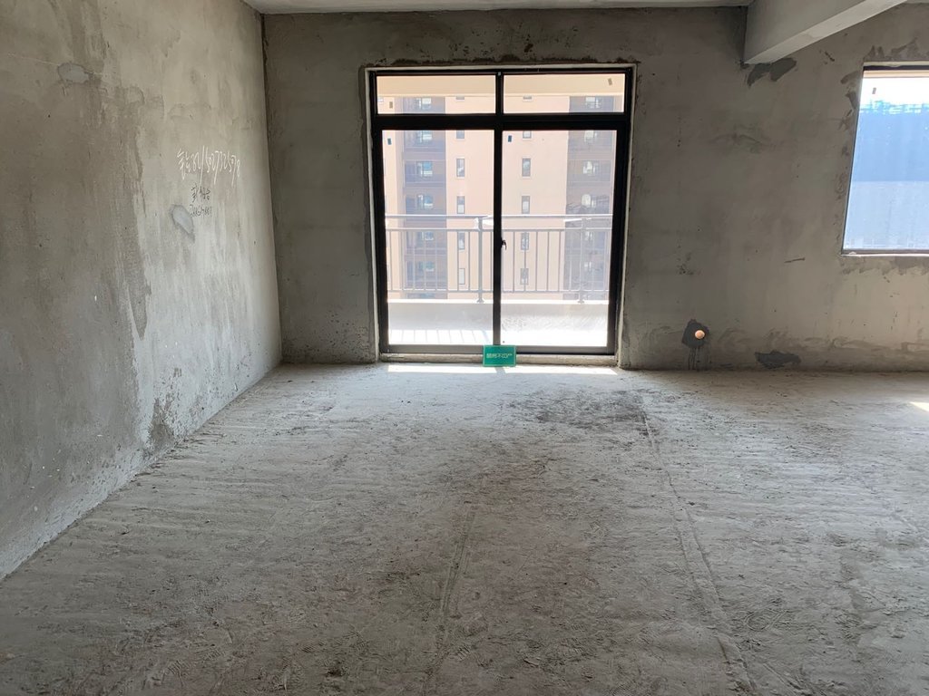 荣怀毛坯三房 买了就可以装修  小区环境好 业主诚心出售