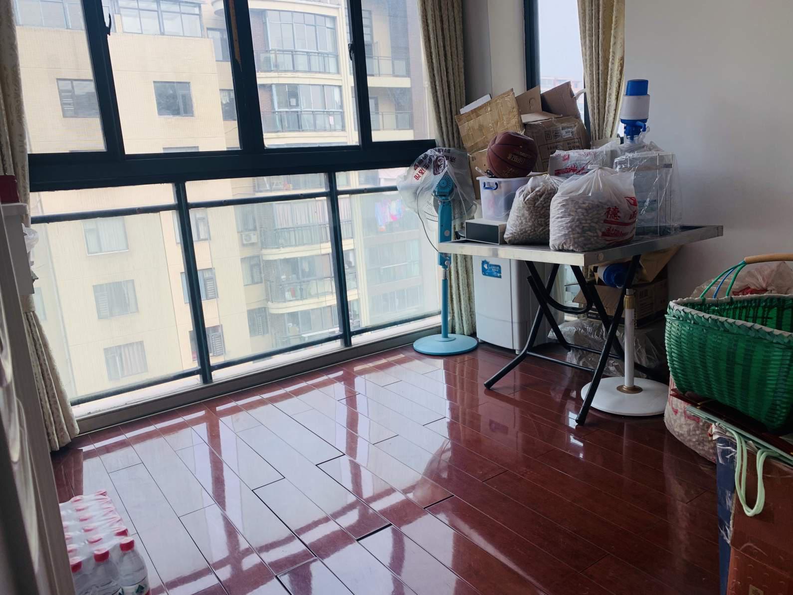 仙桃 旁，中央华府，精装四房，全屋保养好，电梯好楼层