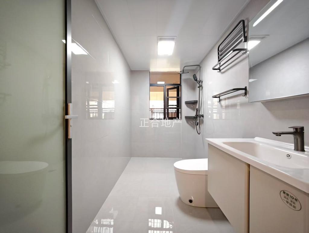 城南，御湖世家，全新精装三房二厅，证满两年，手付无要求，好楼层