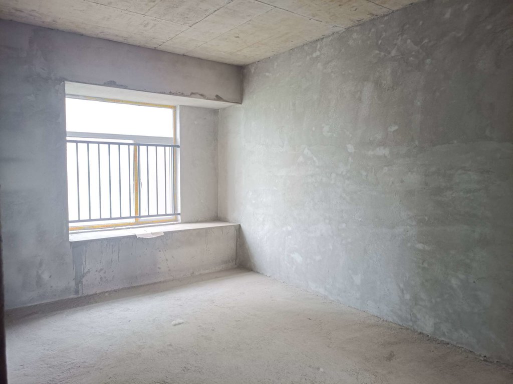 南城新区，蓝天新城毛坯大三房，南北双阳台，全人车分流，满二中间楼层