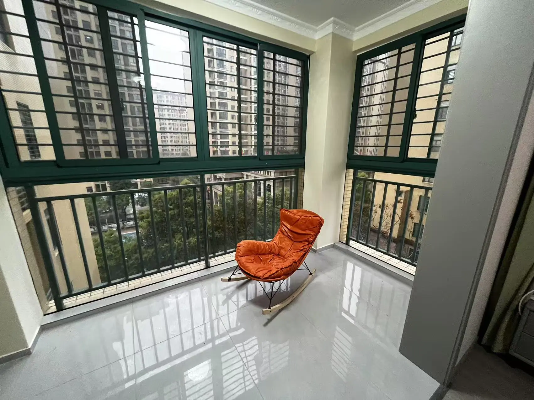 新城壹号3室2厅2卫全新精装修中间楼层65万优价出售！