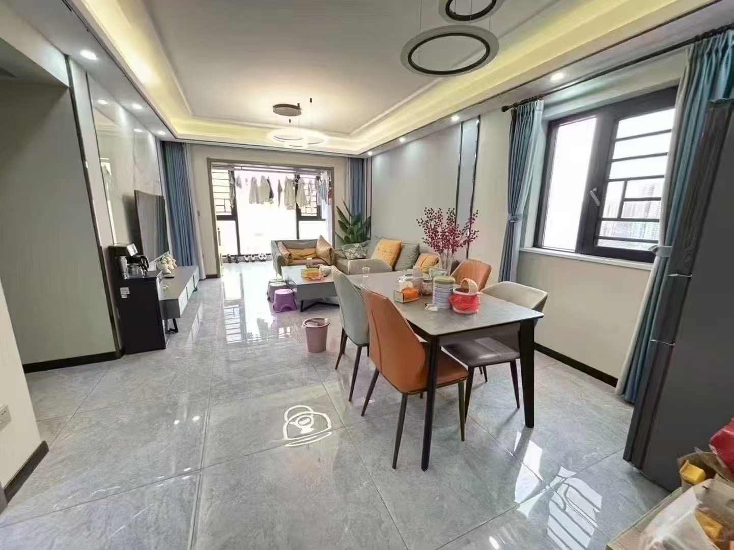 降价了，沔街头上，润泽天下，9.9成新，精装3房2卫，拎包即住。满二，好楼层