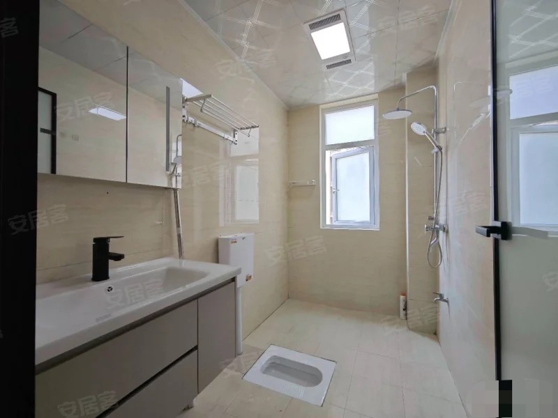 城南，吾悦广场旁，电梯小高层，好楼层11楼，东边，全新精装三房二卫，单价5300+，满二