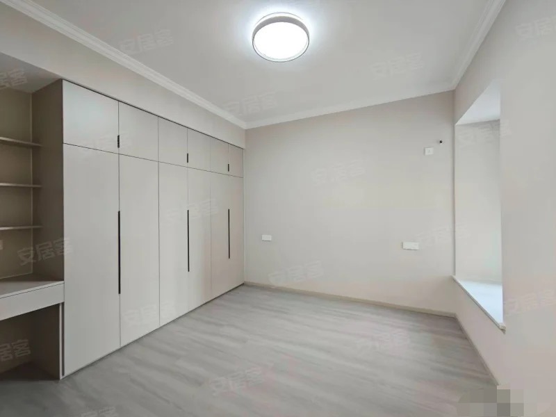 降价了，诚心出售，风和日丽，精装当做毛坯卖，好楼层电梯25楼，全新装修大两房，证件满二