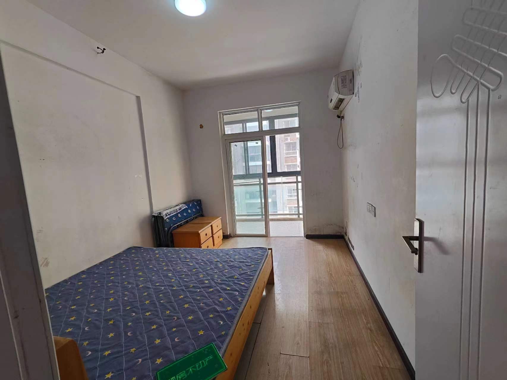 买它准没错了，东边50米三中，西边100米惠优谷幼儿园，往北300米沔小！汉江景苑小高层非常稀缺的精装三房两卫，