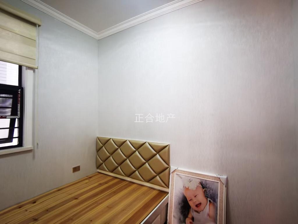 四中旁，精装三房两卫，电梯小高层，单价4千多，业主急售，