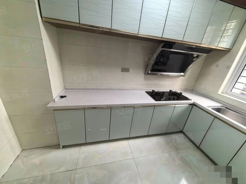 一中对面，翰林公馆精装四房，单价4900中间楼层，南北通透