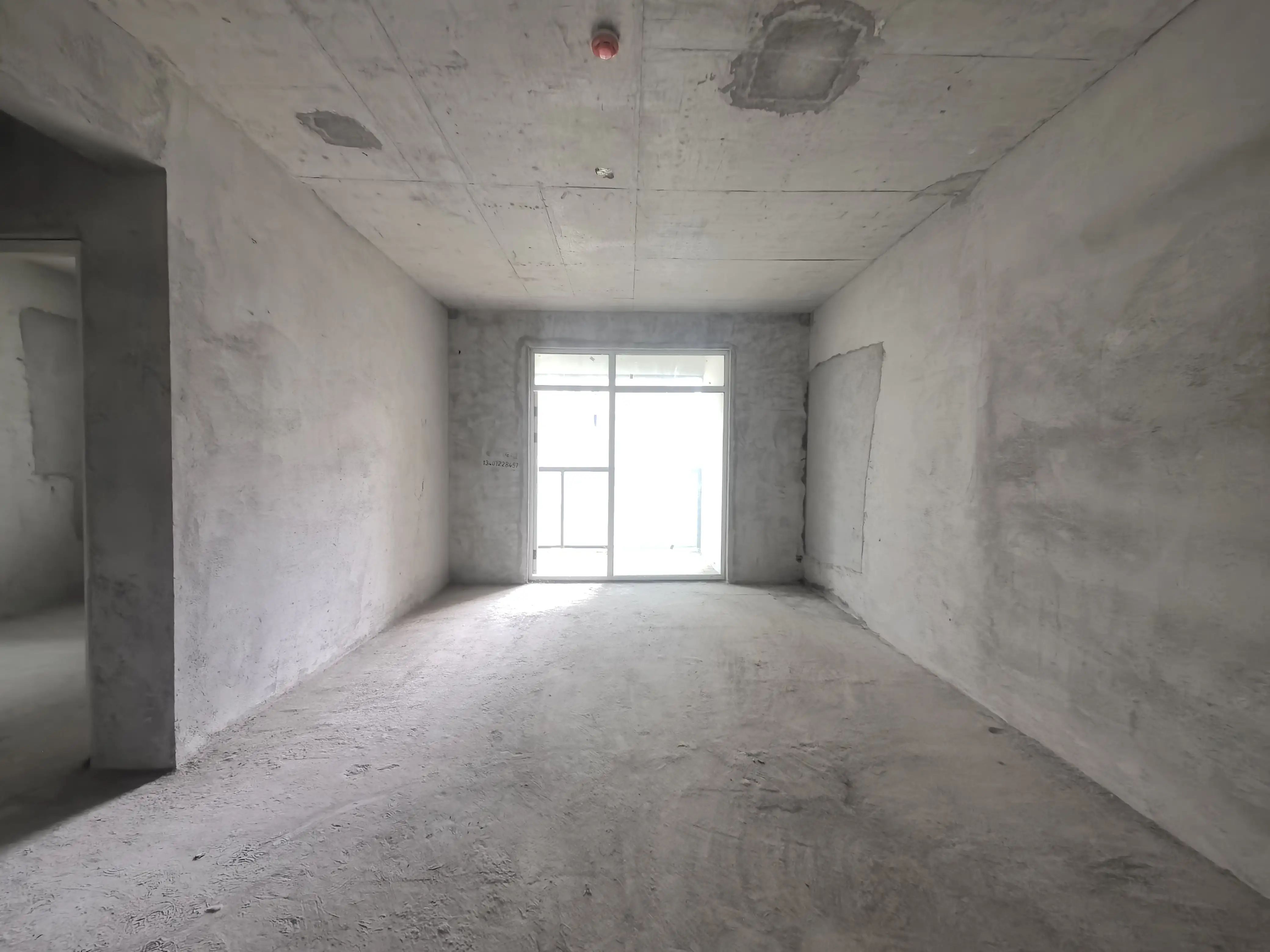 南城新区，沔阳公园旁，蓝天白云毛坯三房，超大阳台，看中价格可谈