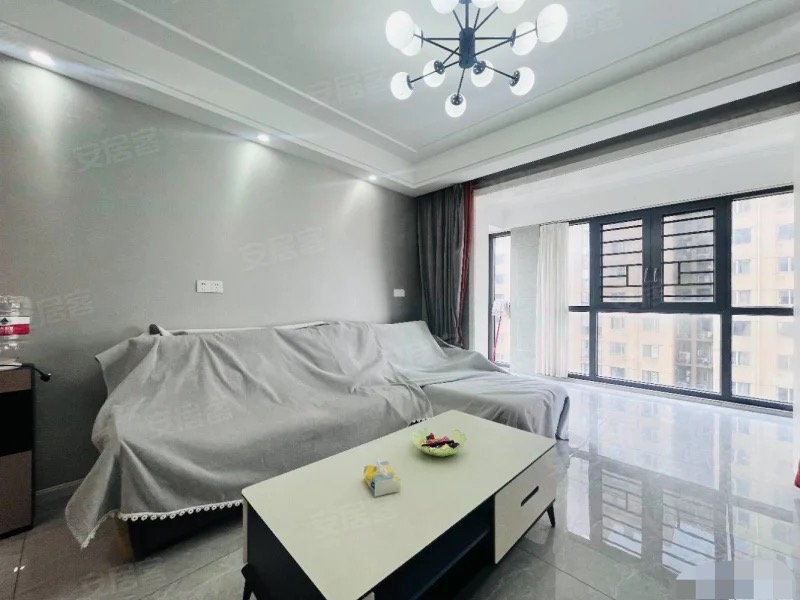 城西，锦绣江山三期，楼龄新、户型好，精装3房2卫，9.5成新，中间楼层，拎包直住！