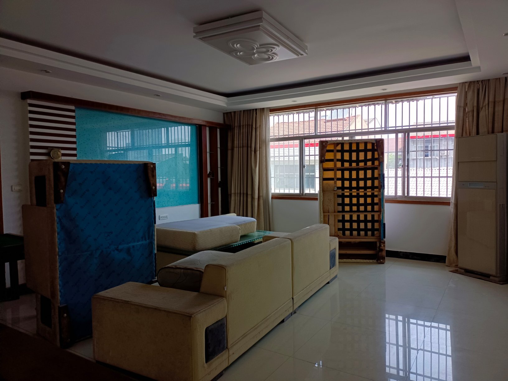 对面是富迪，好楼层，南北通透， 是送地下车库， 售70万元