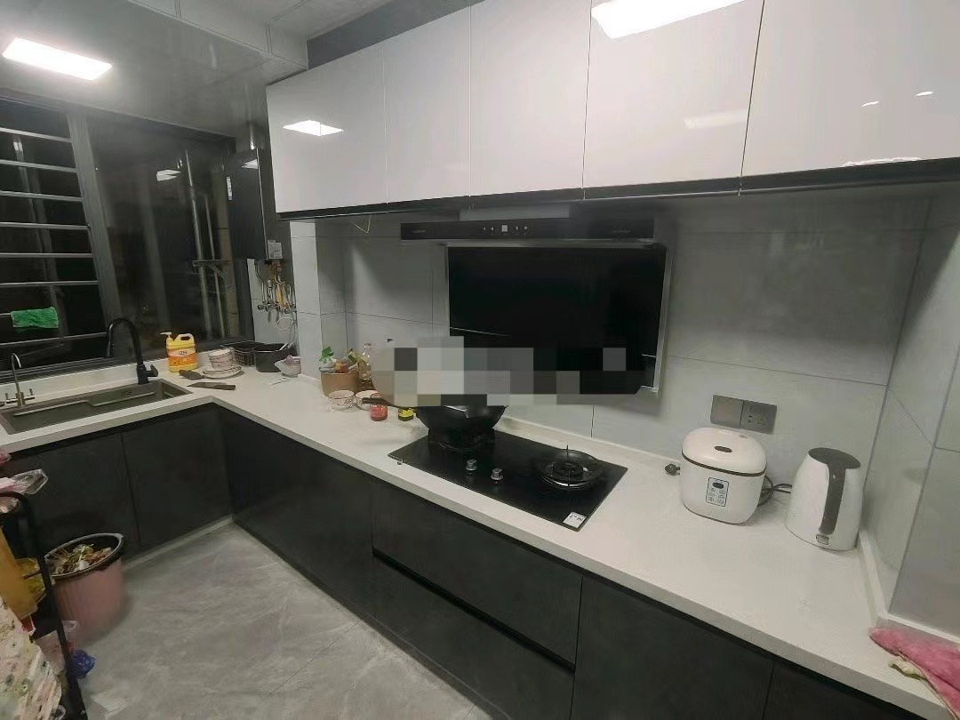 296，房东诚心出售，御湖世家，精装大三房，单价5字开头，装修成色新，中间好楼层