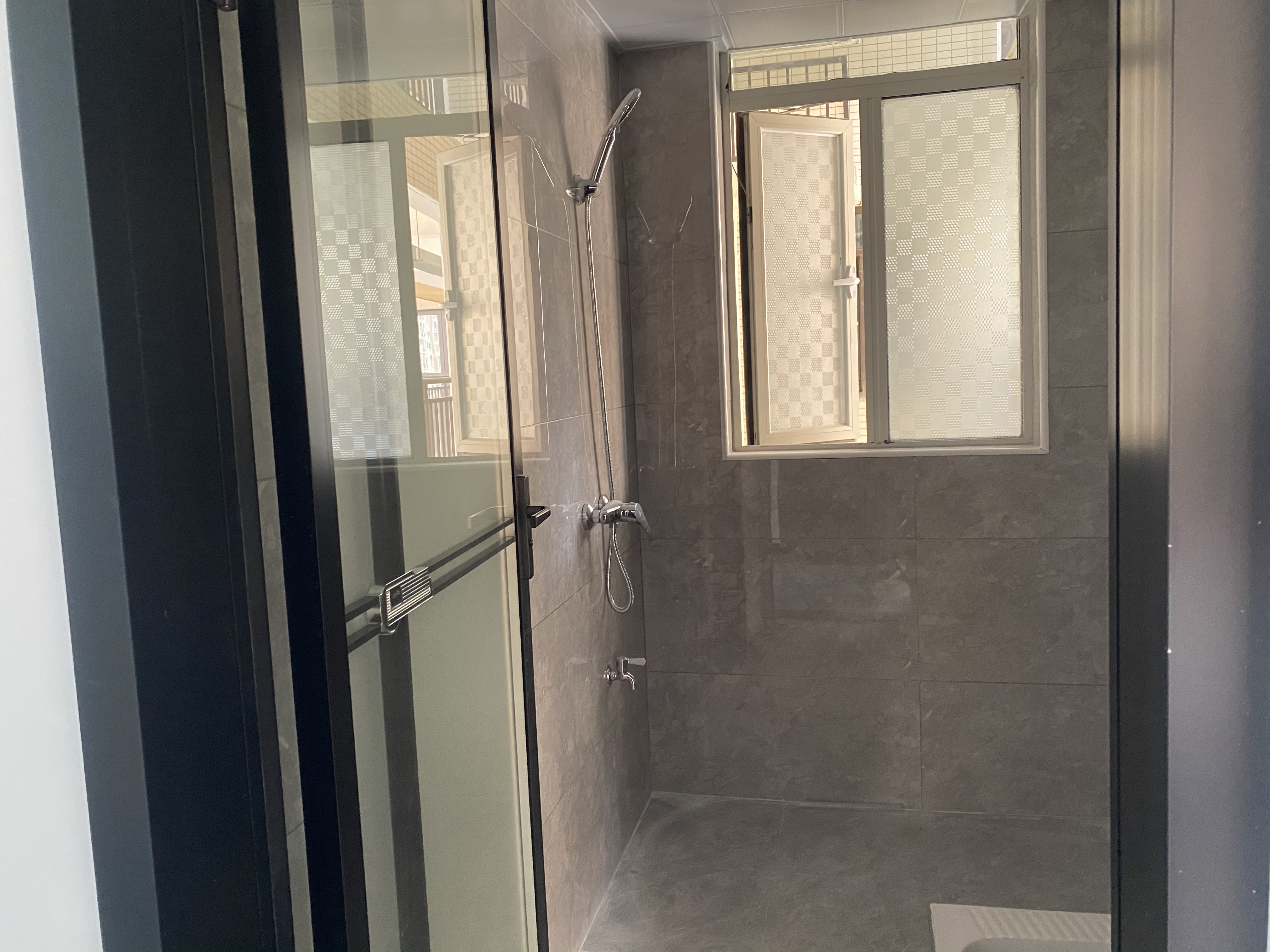 职院旁边的沔阳天泽园，全新精装两居室出租，一天未住，快点来看看吧