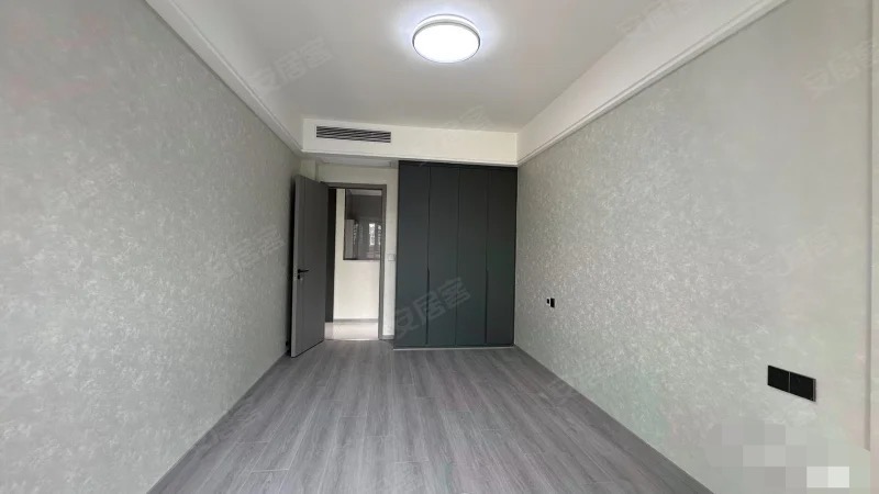 城南，新城一号五期，一梯二户洋房，总高8层，全新精装三房二卫，满二，全屋中央空调，单价6千多点，